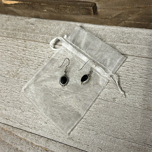 Sterling silver great shape stamped 925 black onyx French wire earrings - Picture 6 of 6